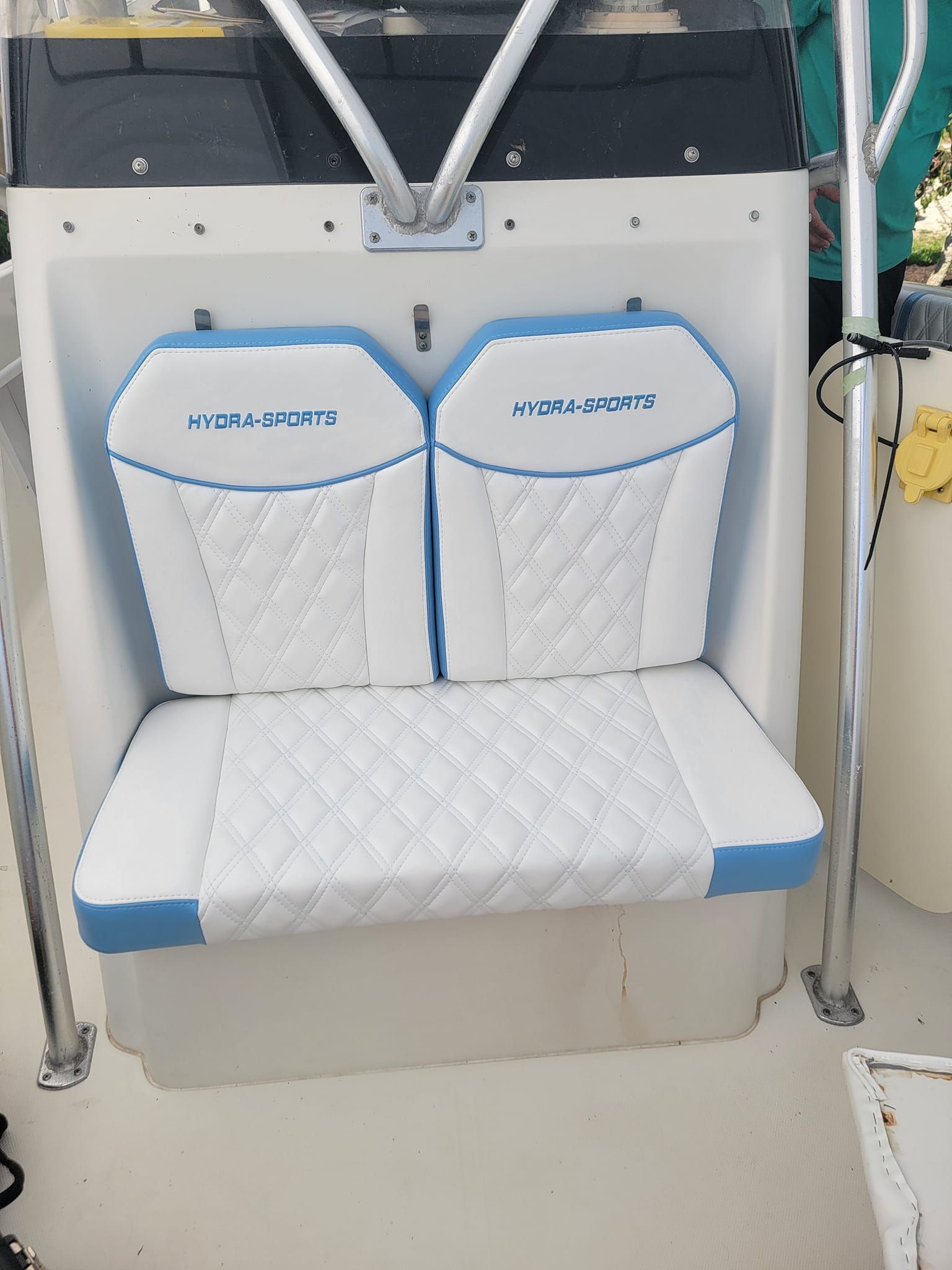 Hydra-Sports Vector 2800 CC 2005 boat seat with white upholstery.