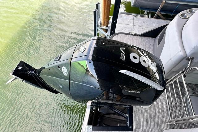 2021 Bennington L Bowrider 25 Quad Bench with powerful V8 outboard motor.
