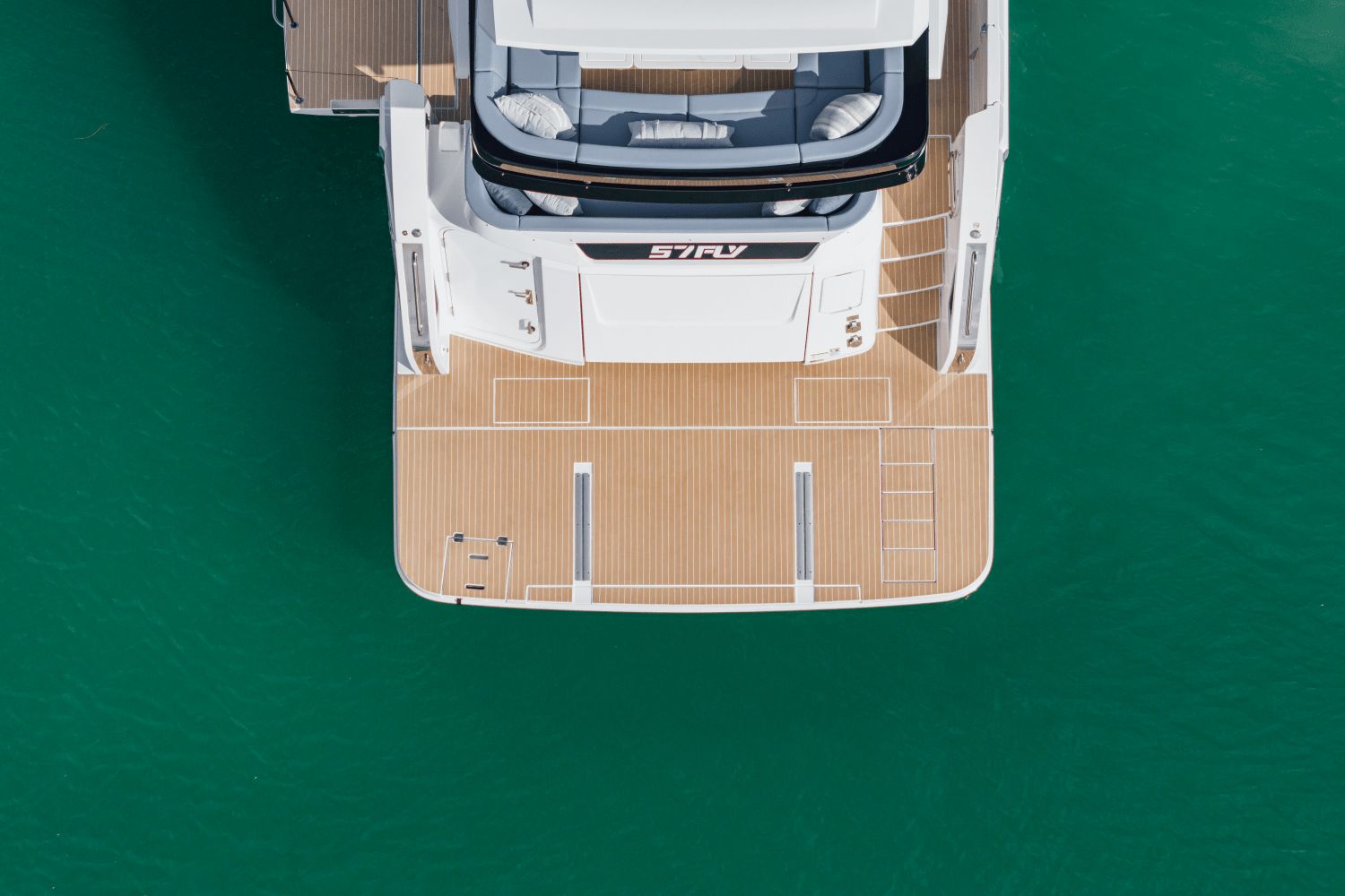 2027 Cruisers Yachts 57 Fly - 17