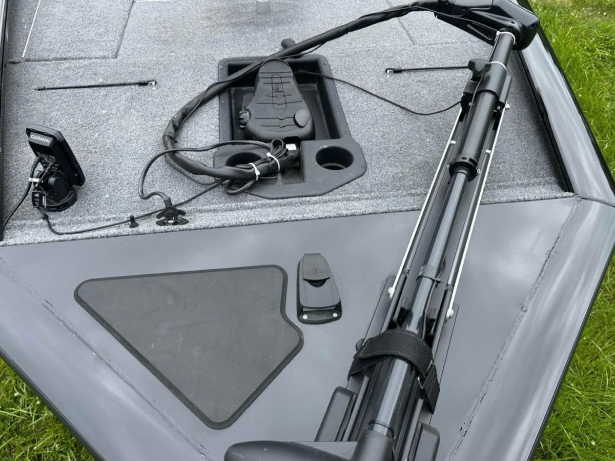 The image shows the deck of a 2022 Bass Tracker 195TXW with fishing equipment.