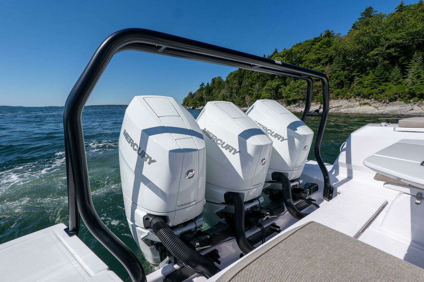 2025 Axopar Cross Cabin - Image 27