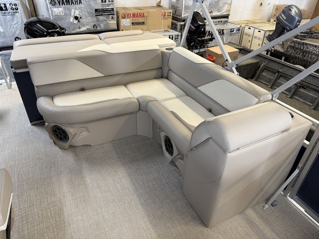 2026 Tahoe Sport - 23 FT Cruise - 3