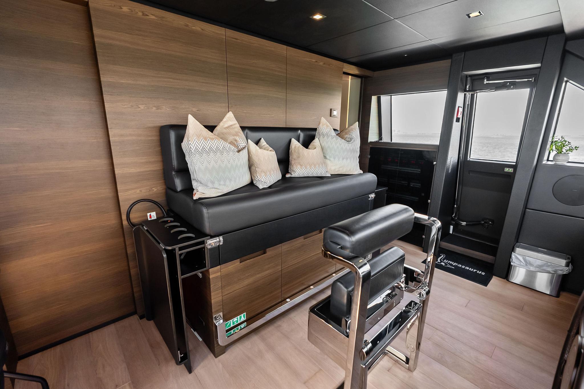 2023 Custom Line Navetta 33 - 123