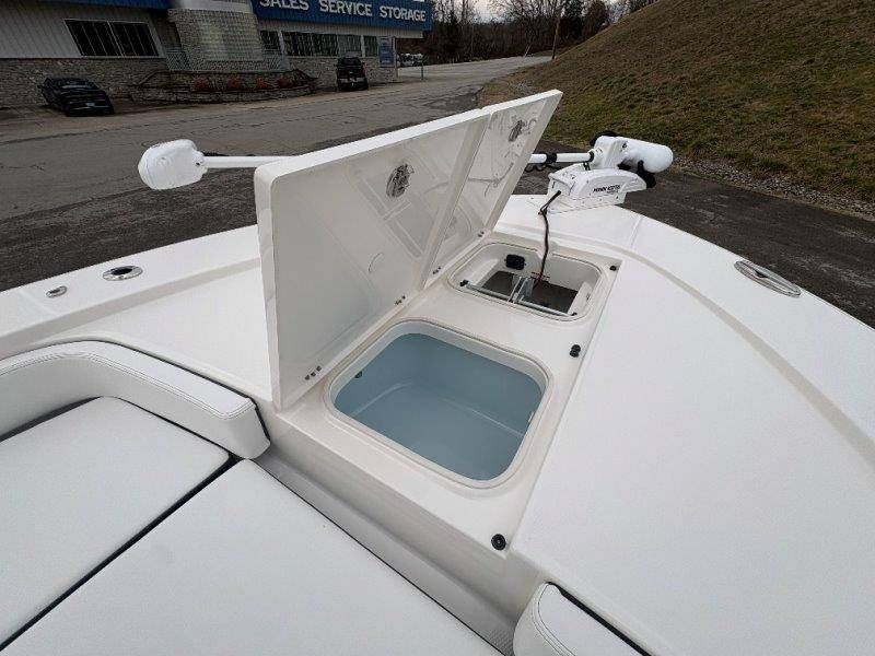2026 Robalo 246 Cayman - 139