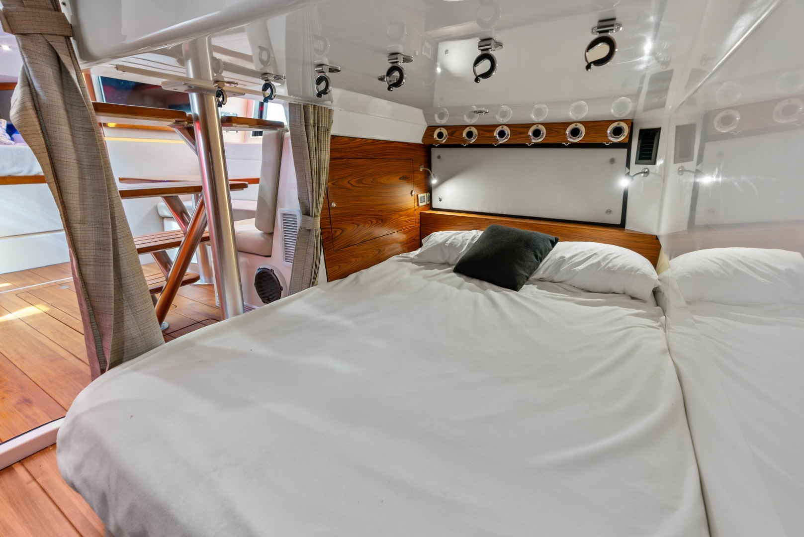 2023 Boston Whaler 405 Conquest - Image 38