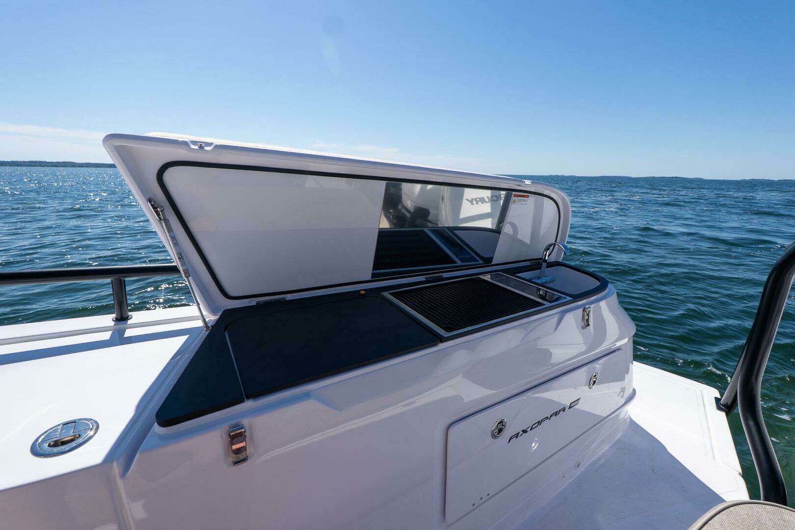 2025 Axopar Cross Cabin - Image 26