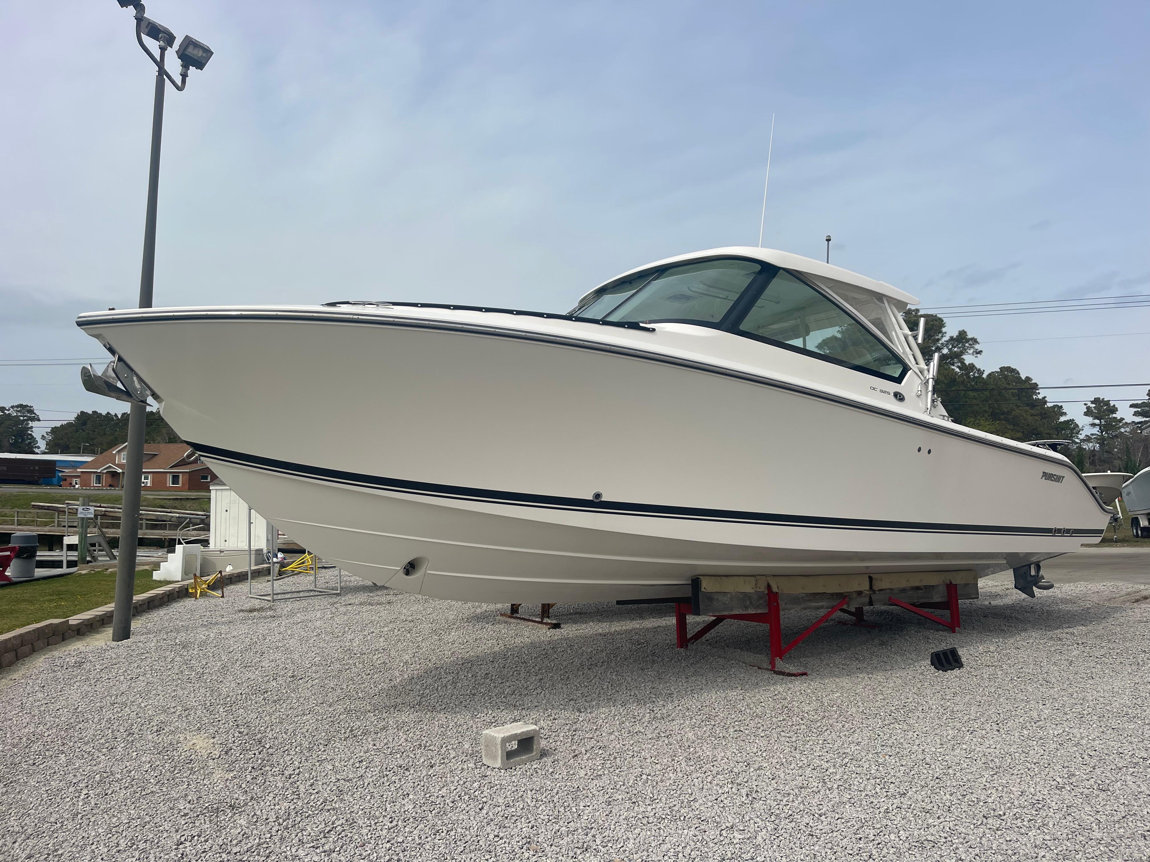2016 Pursuit DC 325 Dual Console