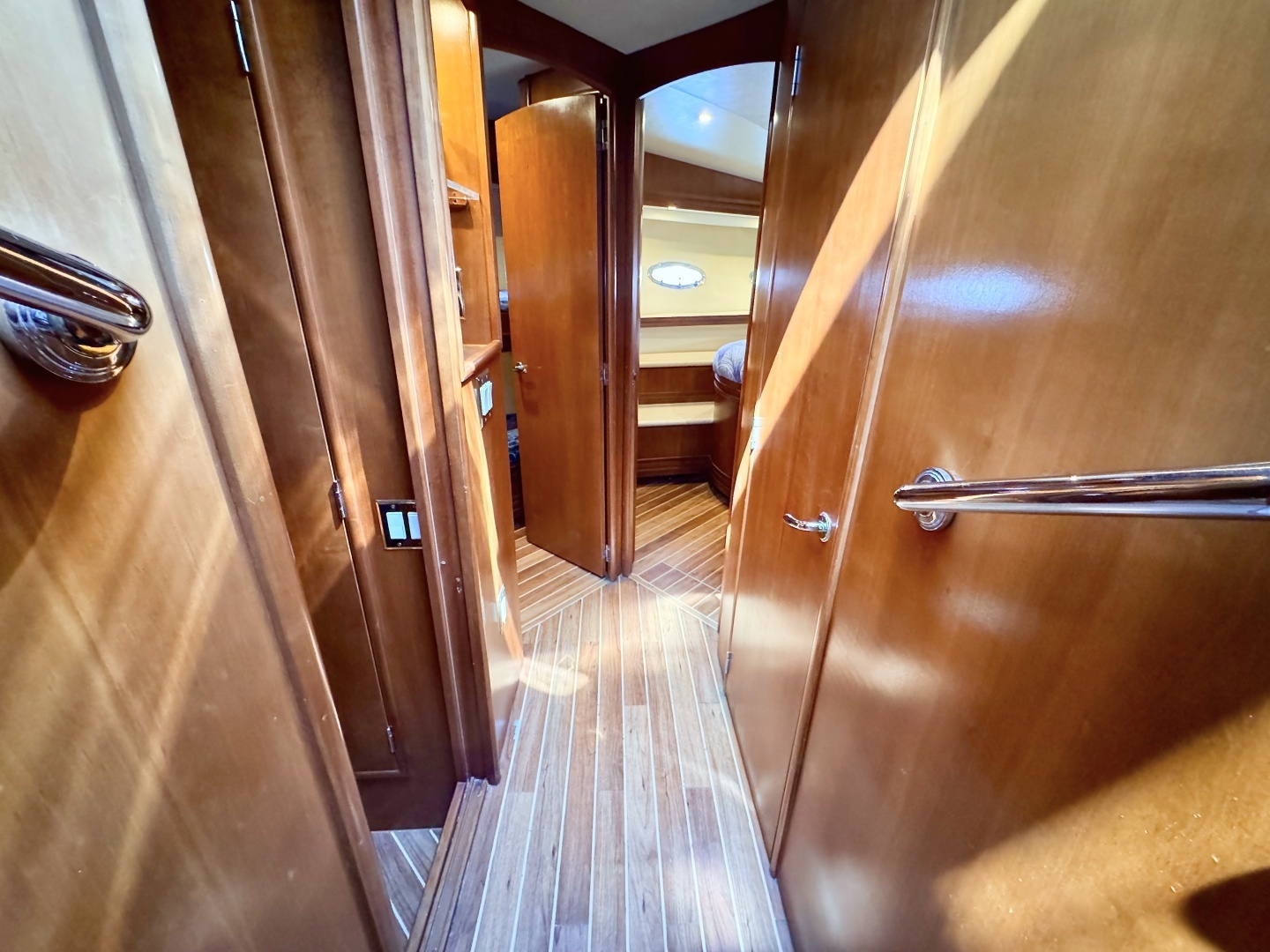 1998 Carver Voyager 530 - Image 11