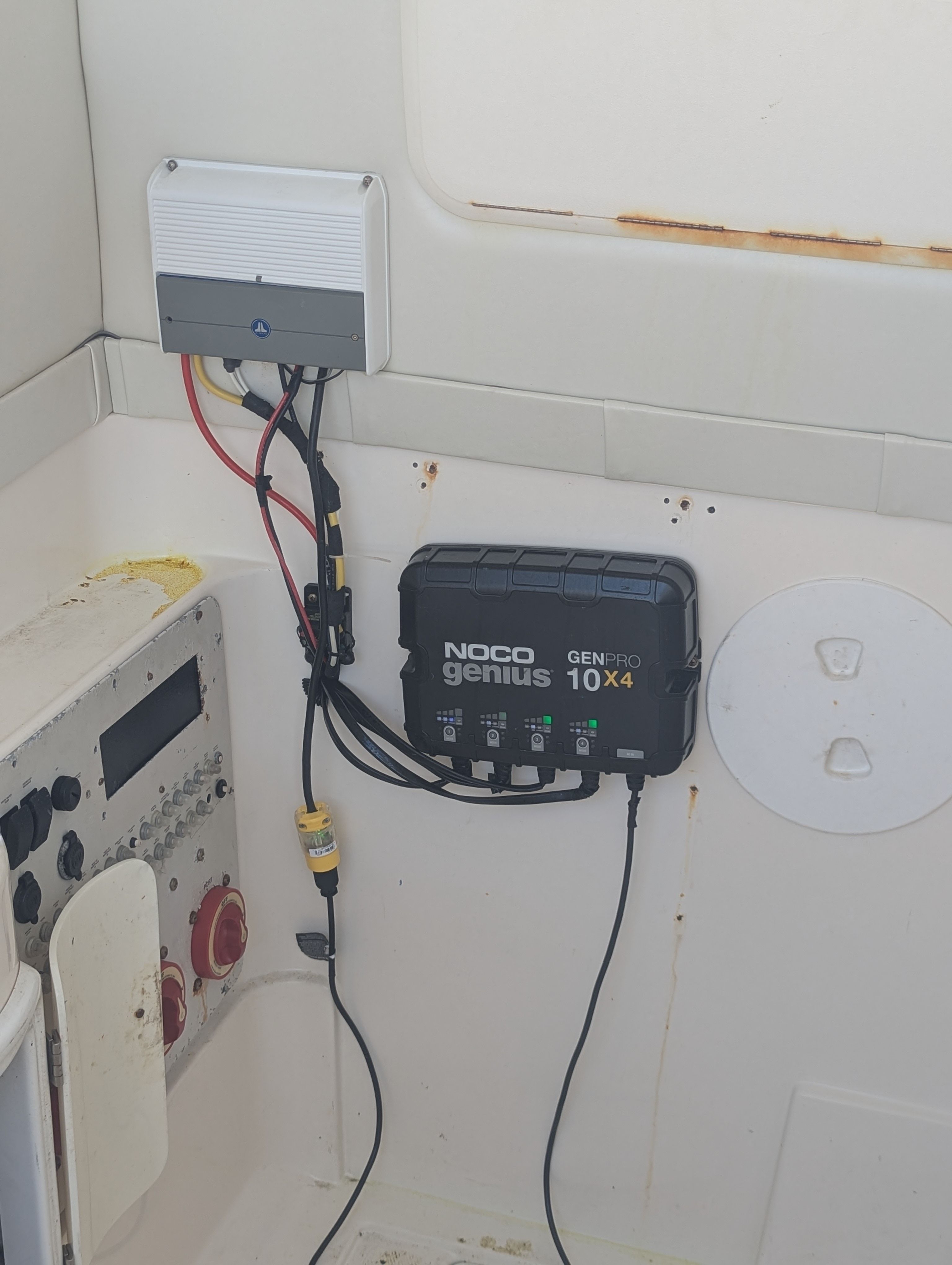 Electronics setup in a 2005 Wellcraft 35 CCF boat.