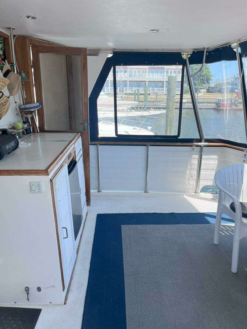 1990 Jefferson 43 Sundeck - Image 9