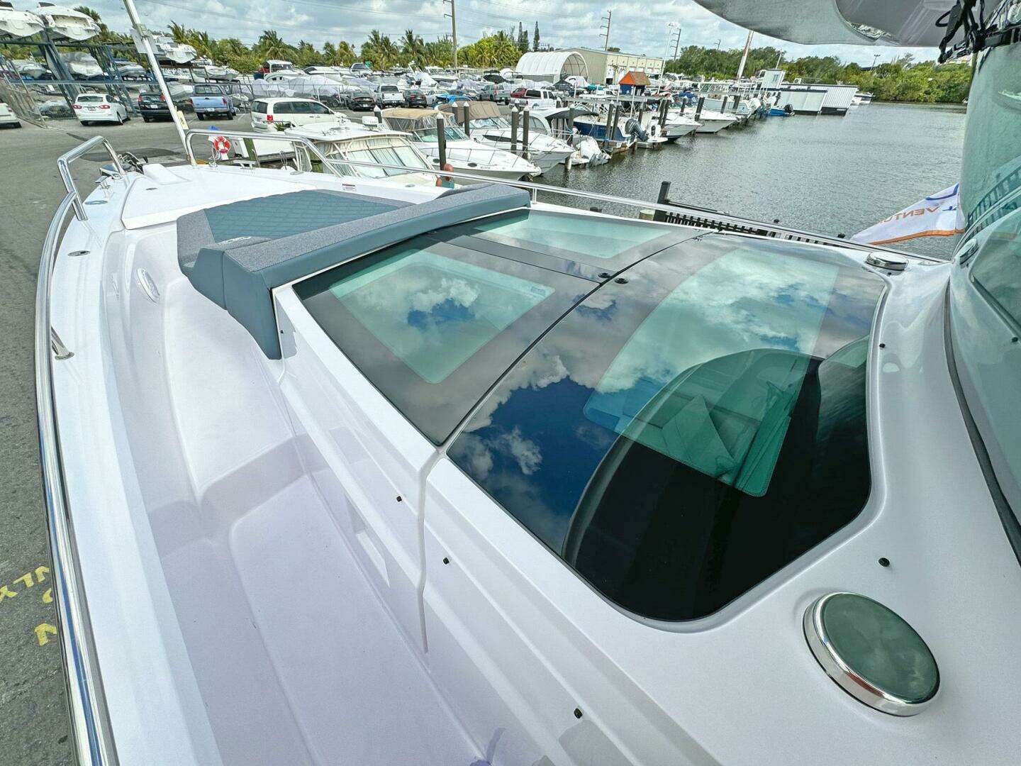 2024 Axopar 37XC CROSS CABIN - Image 19