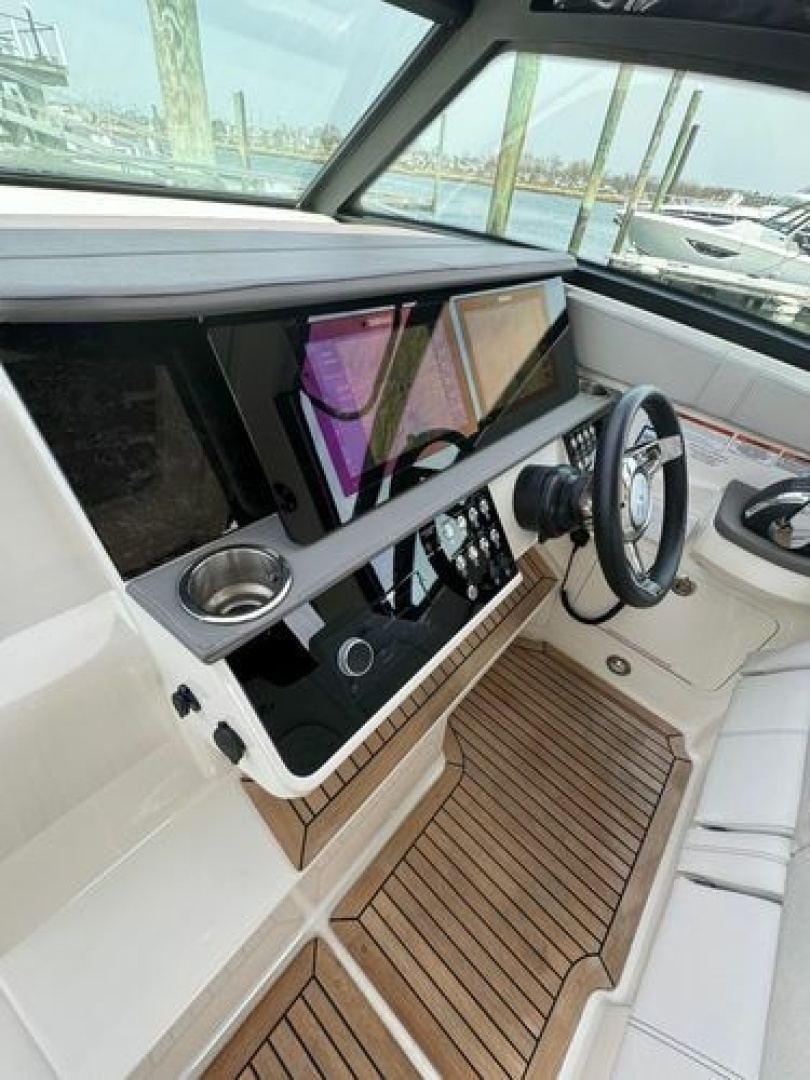 2021 Sea Ray Sundancer 320 Outboard - Image 14
