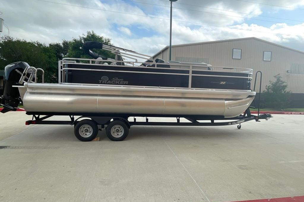 2026 Sun Tracker Fishin' Barge 22 XP3