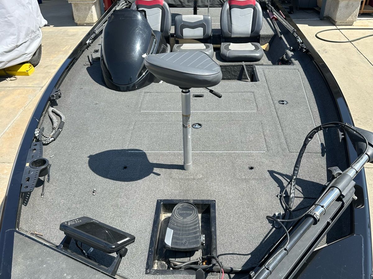 The image shows the deck of a 2018 Lowe Stinger 175C boat with seating and controls.