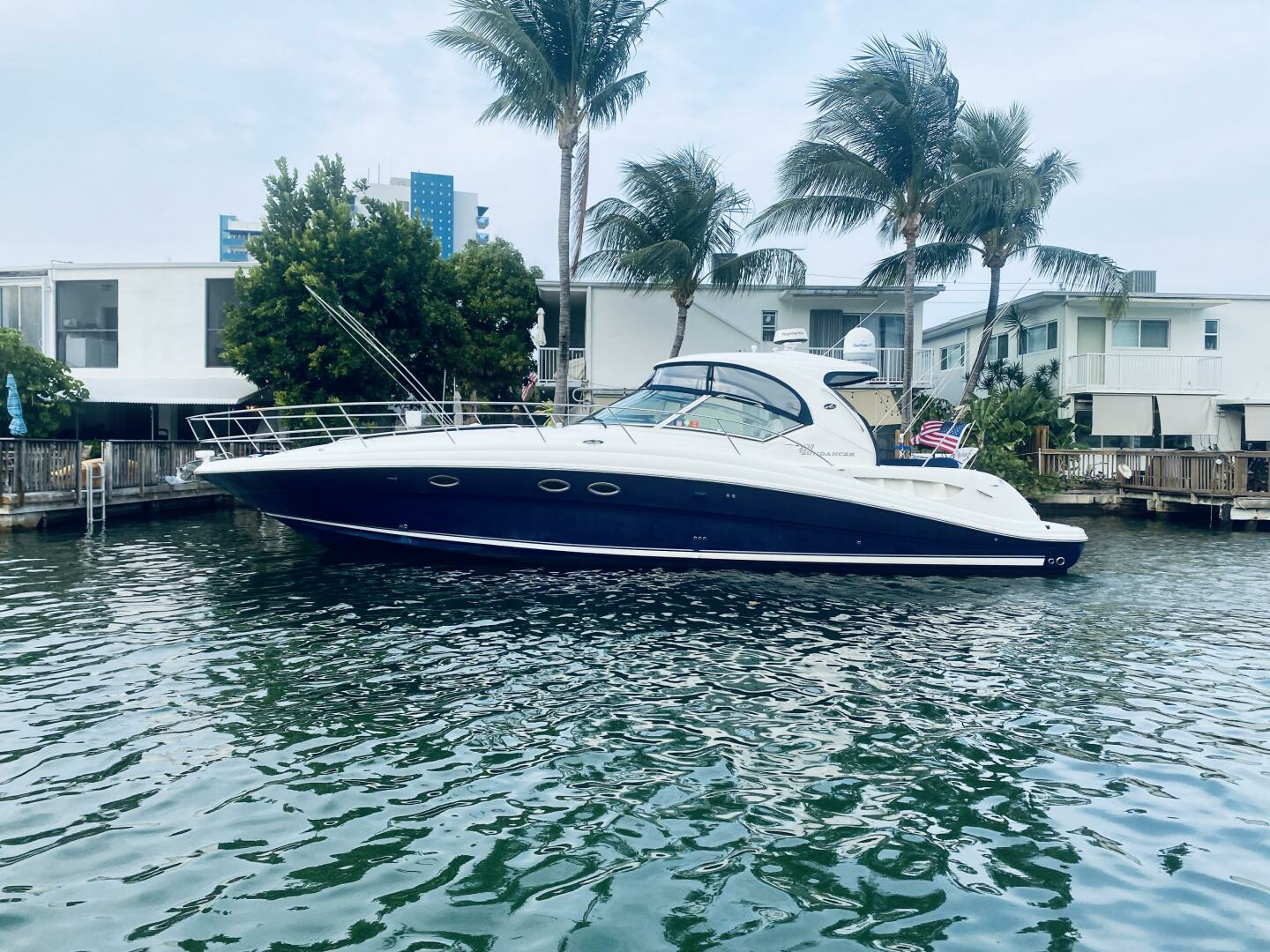 2005 Sea Ray 420 Sundancer - Image 2