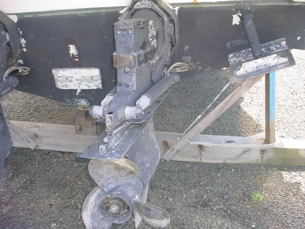 1998 Maxum 3000SCR boat stern drive and propeller on display.