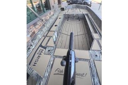 Tracker Grizzly 1756 T Marsh 2026 boat interior, fishing setup.