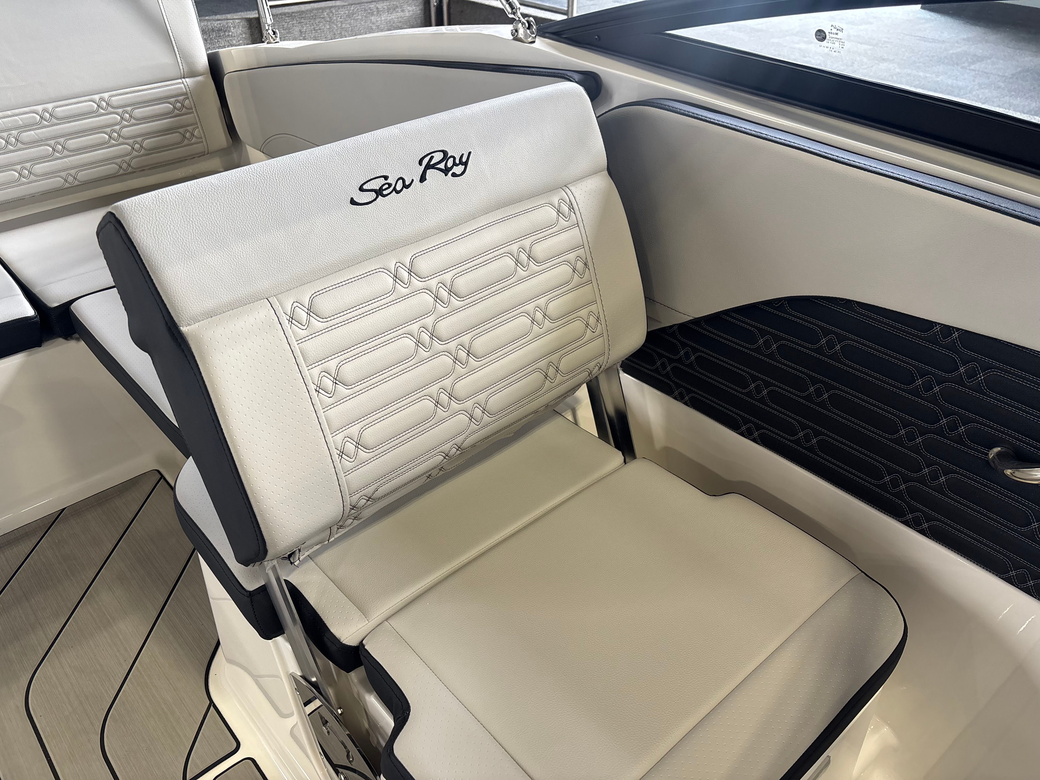 2026 Sea Ray SPX 210 Outboard - 16