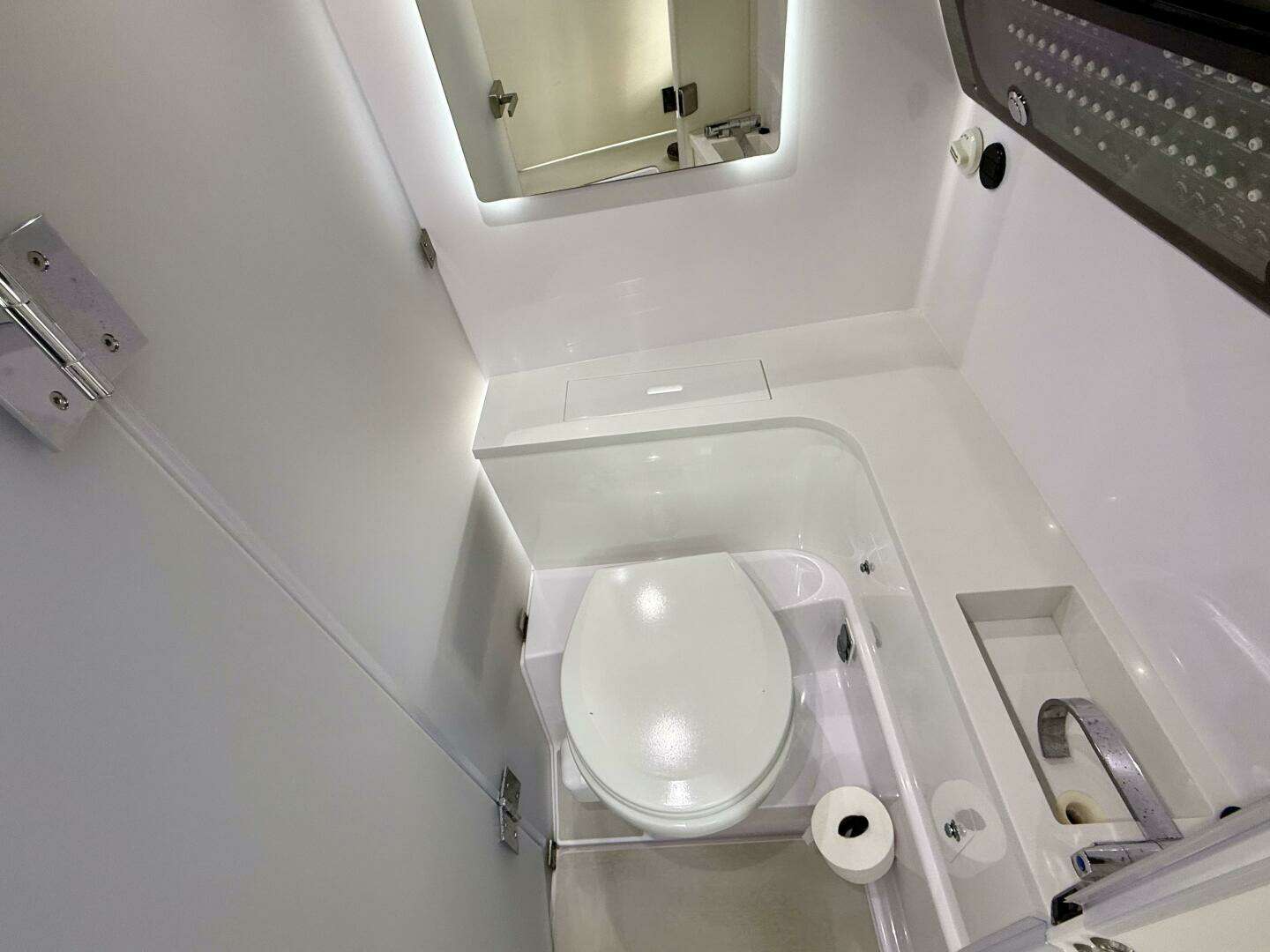 2023 Axopar 37 Cross Cabin - Image 31