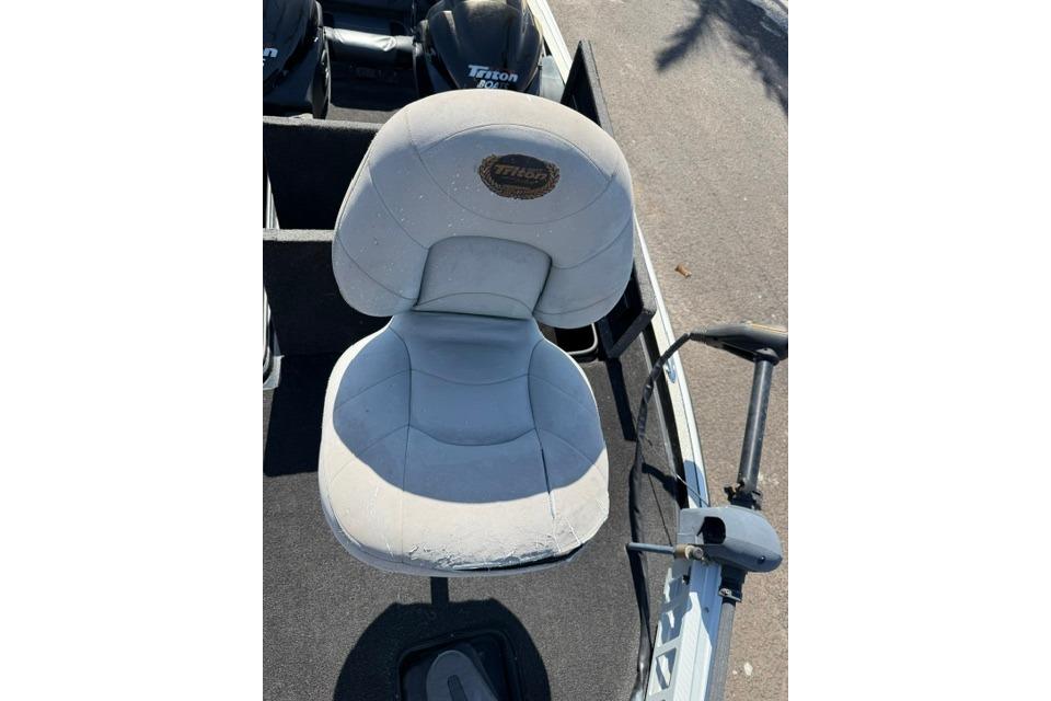 2005 Triton Tr-21X PD boat seat with steering mechanism, outdoor setting.