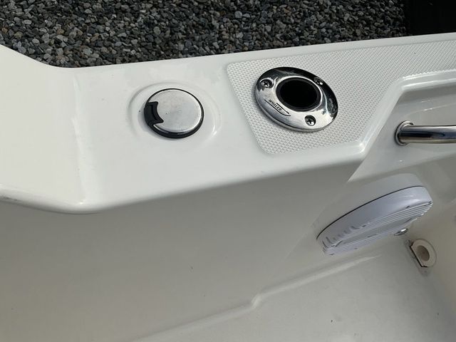 2024 Boston Whaler 210 Vantage - 32