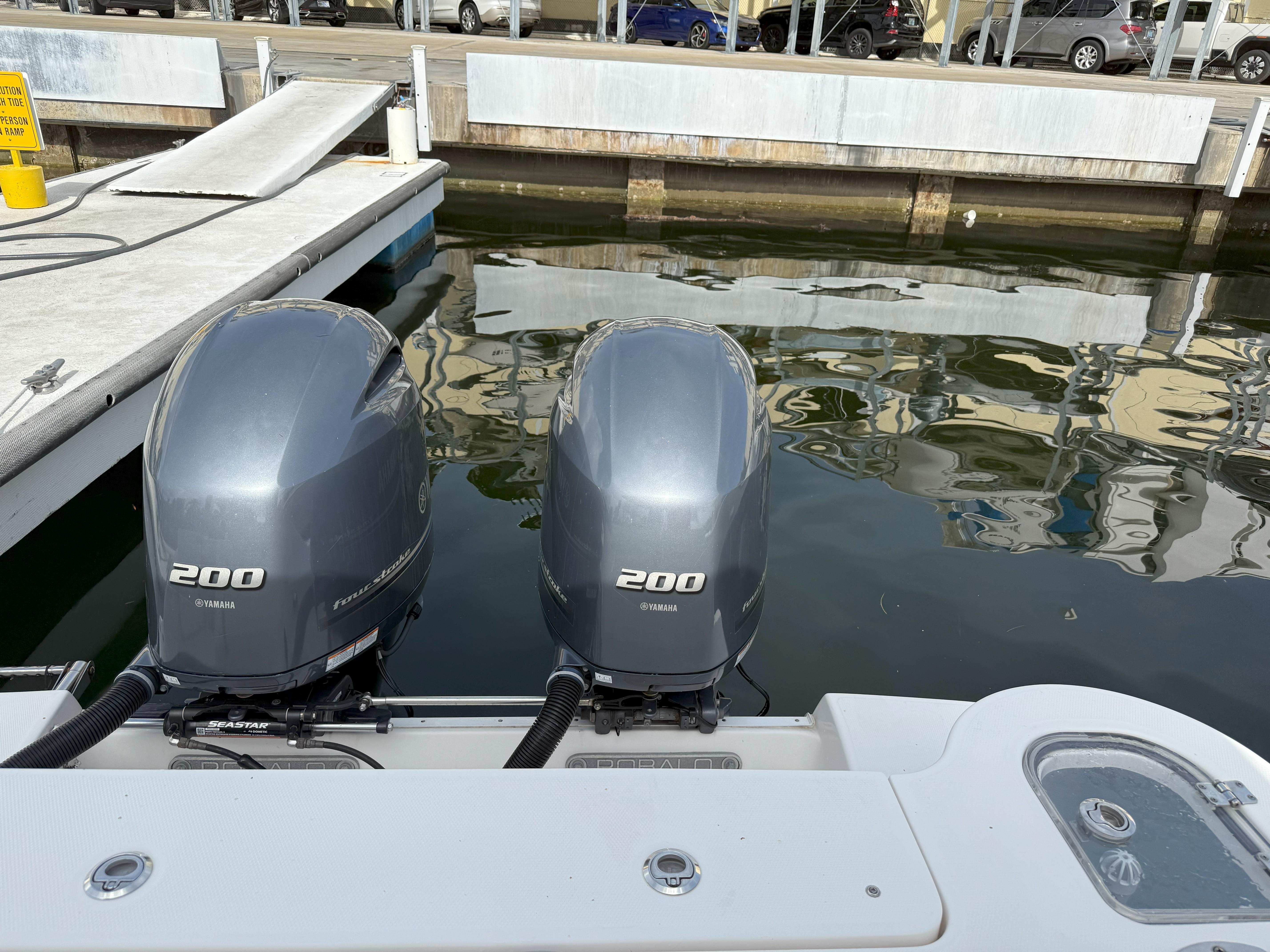 2022 Robalo R247 Dual Console - 11
