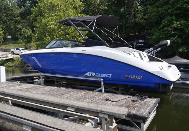 2025 Yamaha Boats AR250 - 3