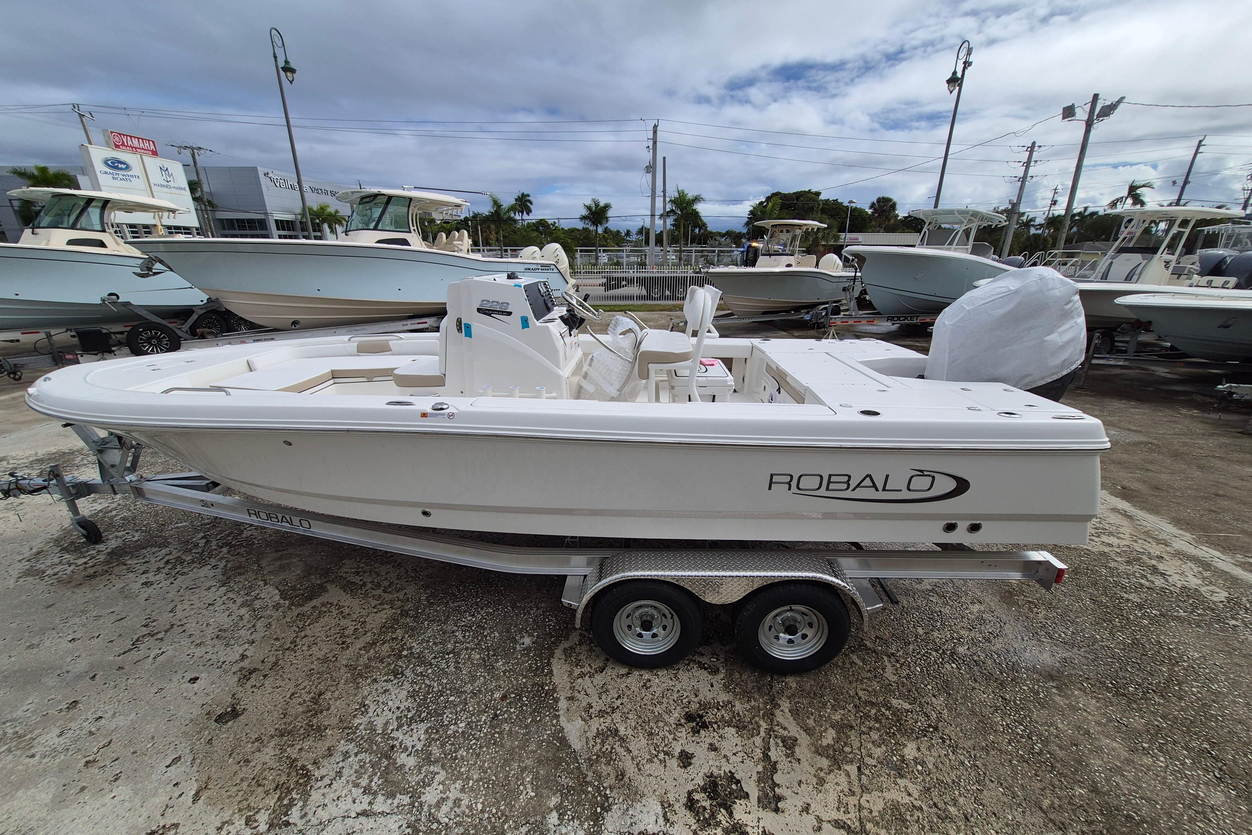 2026 Robalo 226 Cayman