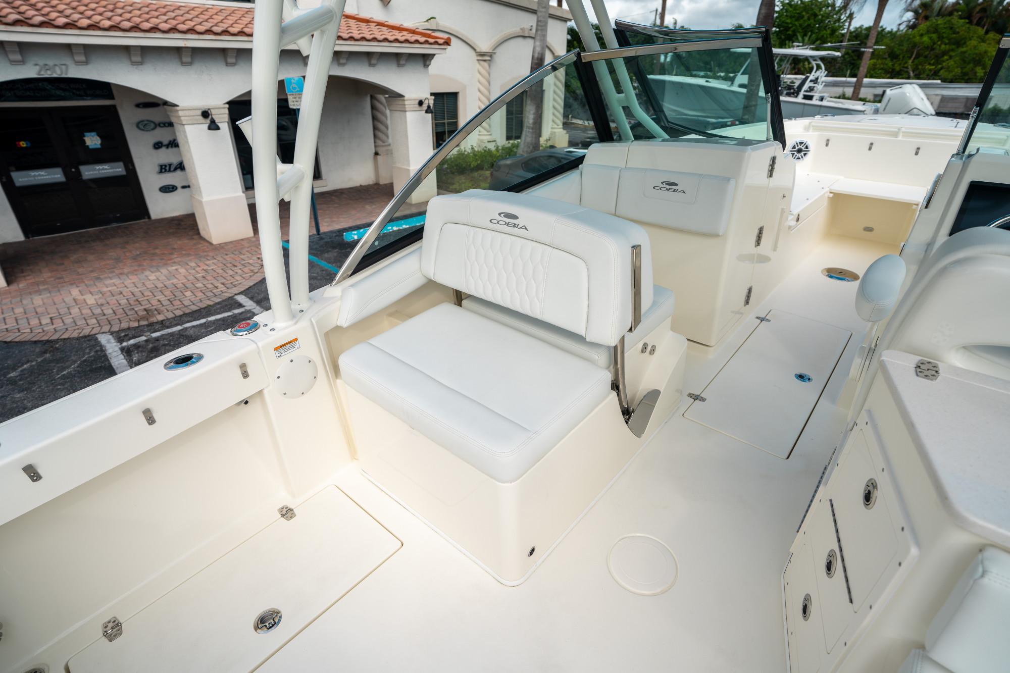 2025 Cobia 240 Dual Console - 18