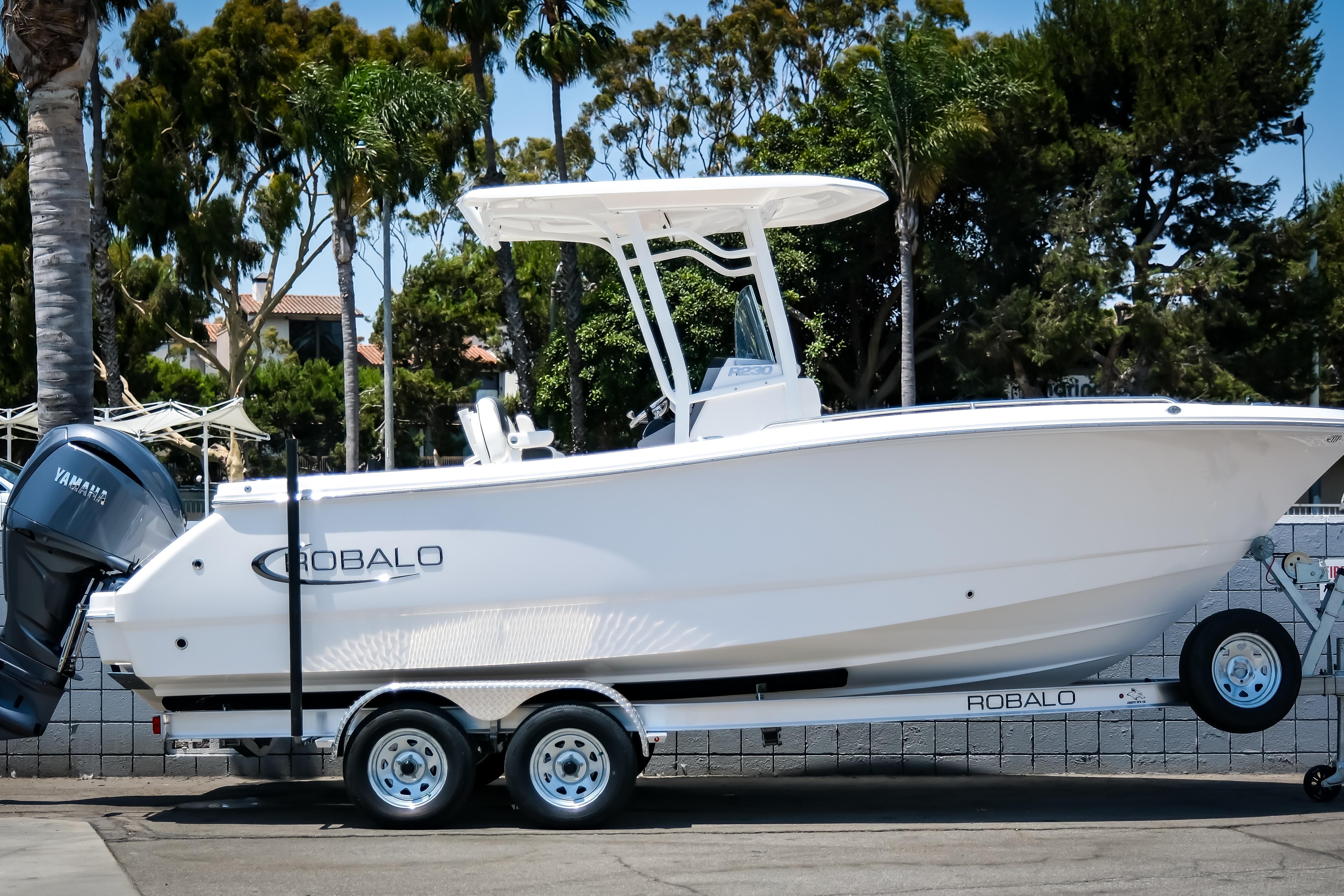 2025 Robalo R230 Center Console