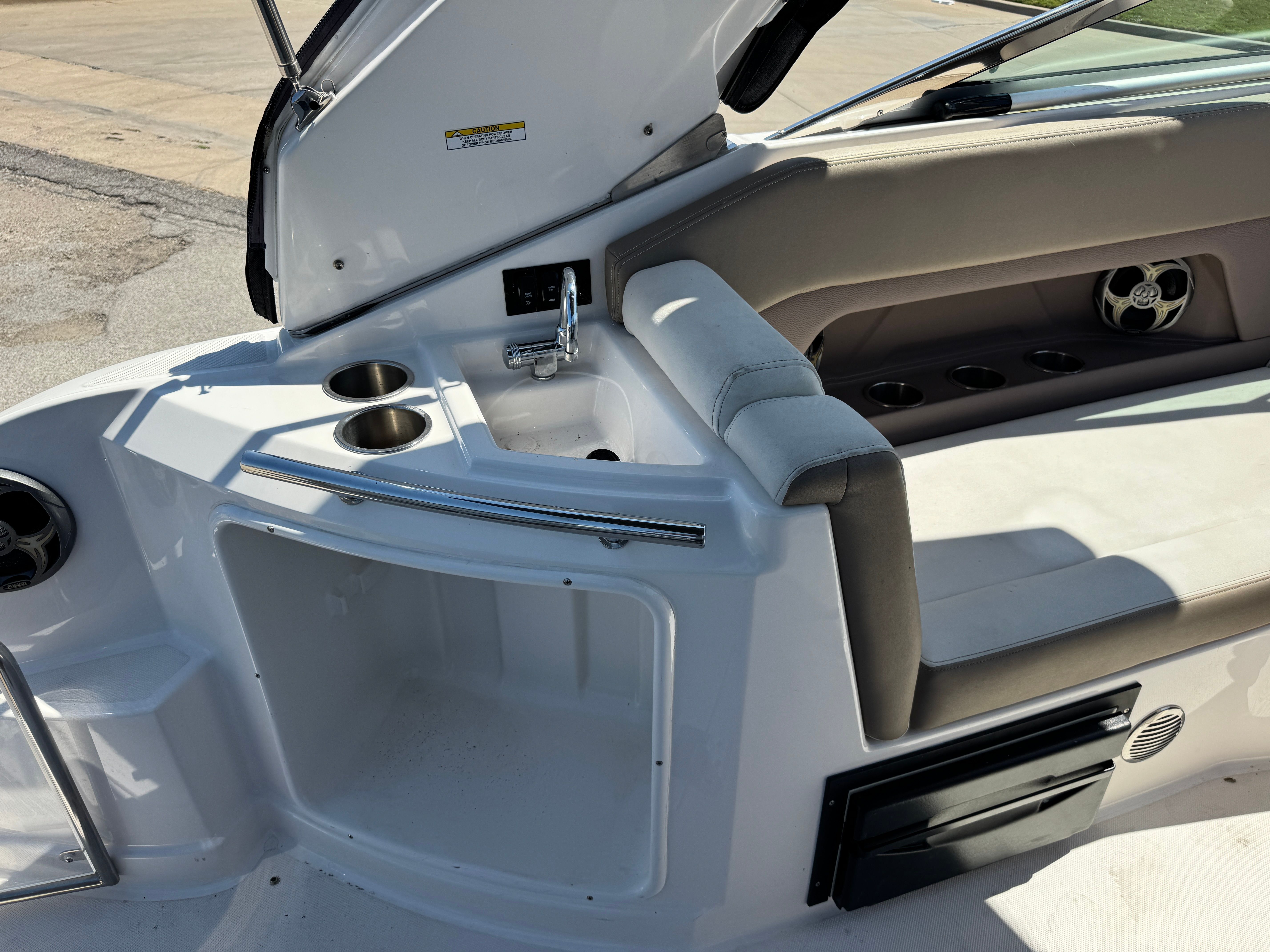 2016 REGAL 28 EXPRESS - Image 14