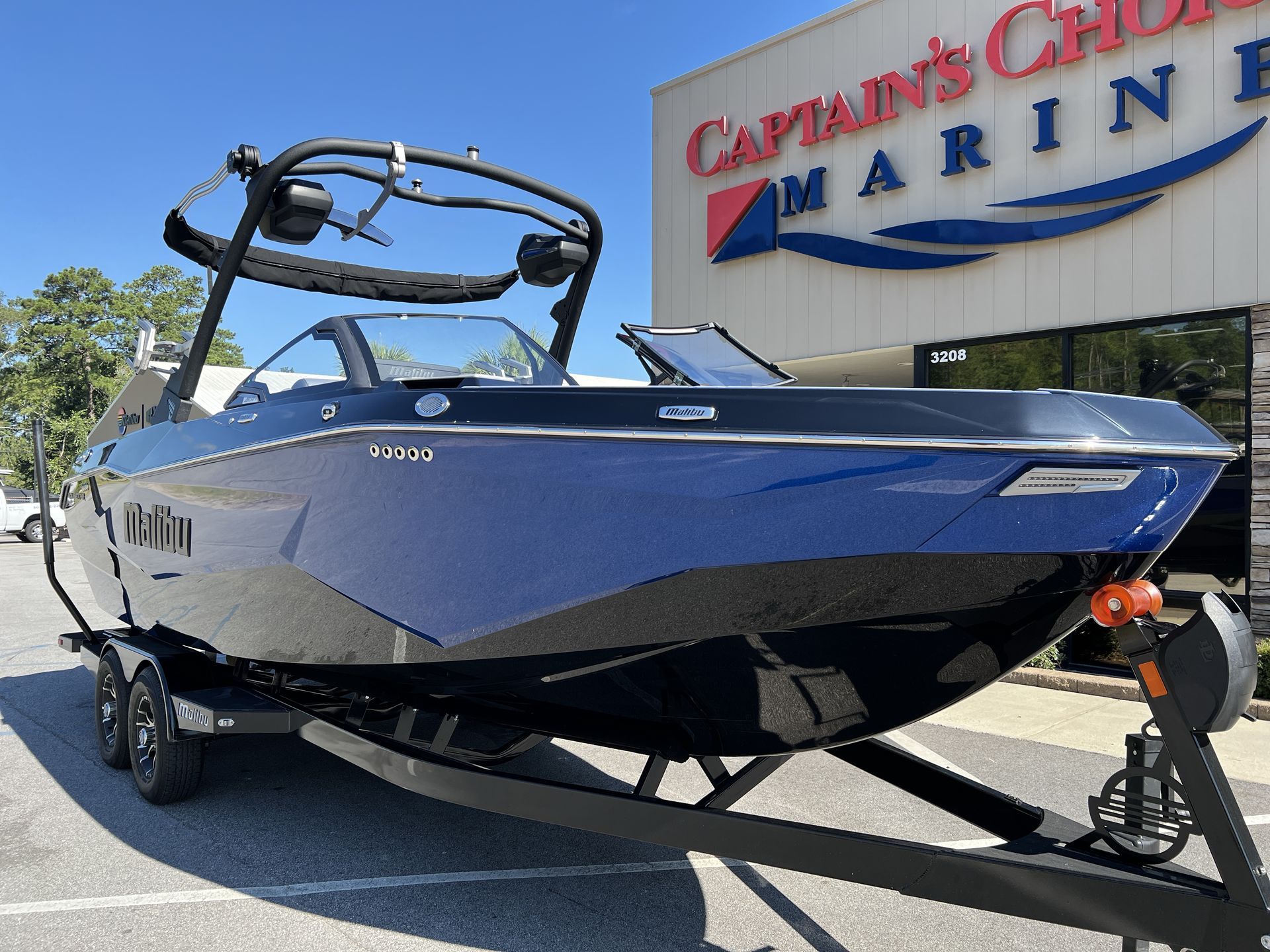 2025 MALIBU 25 LSV - Image 2