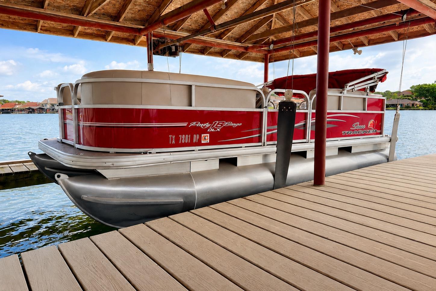 2016 Sun Tracker Party Barge 18 DLX
