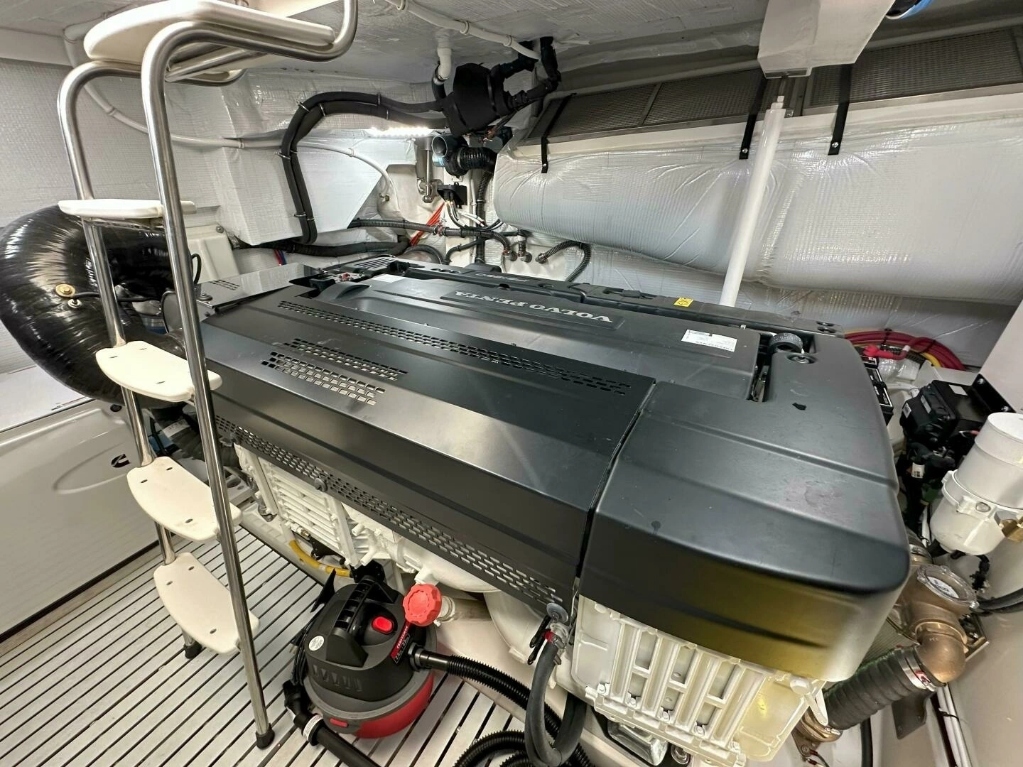 2025 Tiara Yachts EX 60 - Image 31