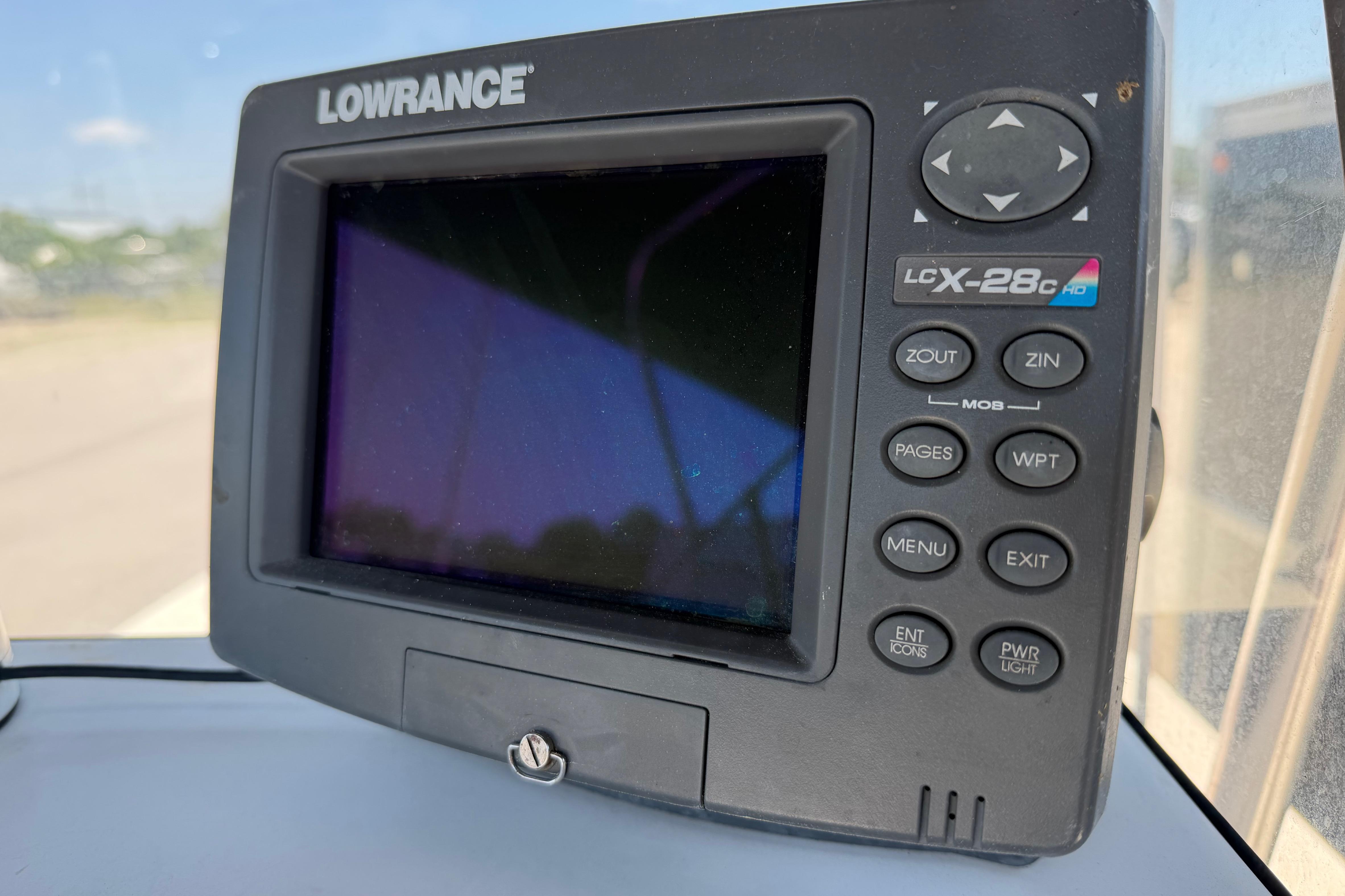 Lowrance LCX-28c HD fishfinder on 2008 KenCraft Bay Rider 2060 boat.