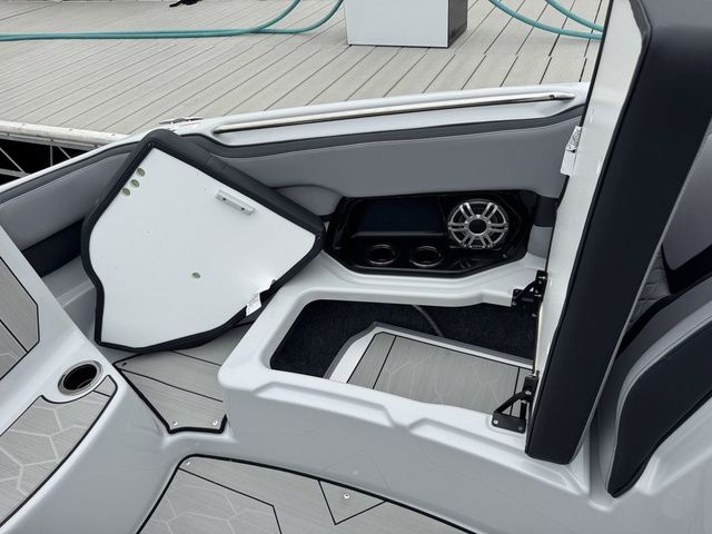 2025 Yamaha Boats 255XD - 36