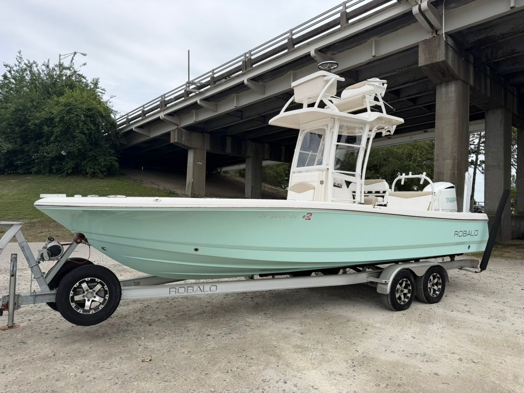 2018 Robalo 246 Cayman SD