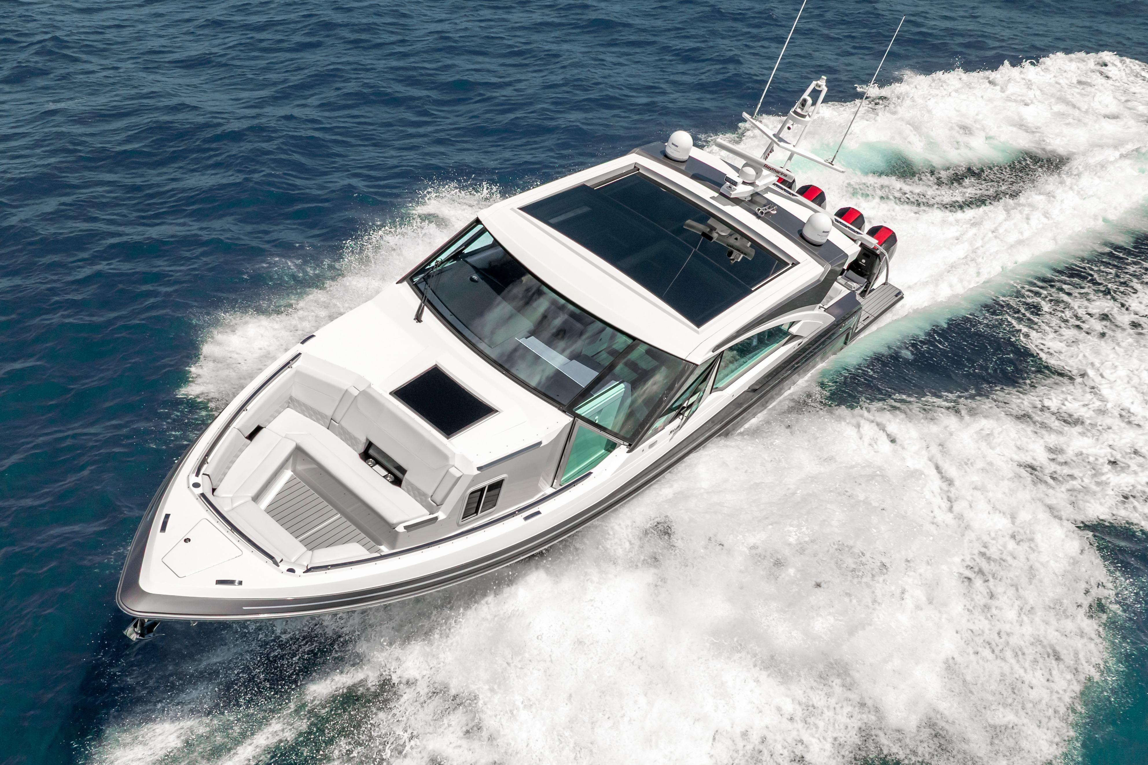 2022 Formula 500 Super Sport Crossover cruising on open water, showcasing sleek design and performance.