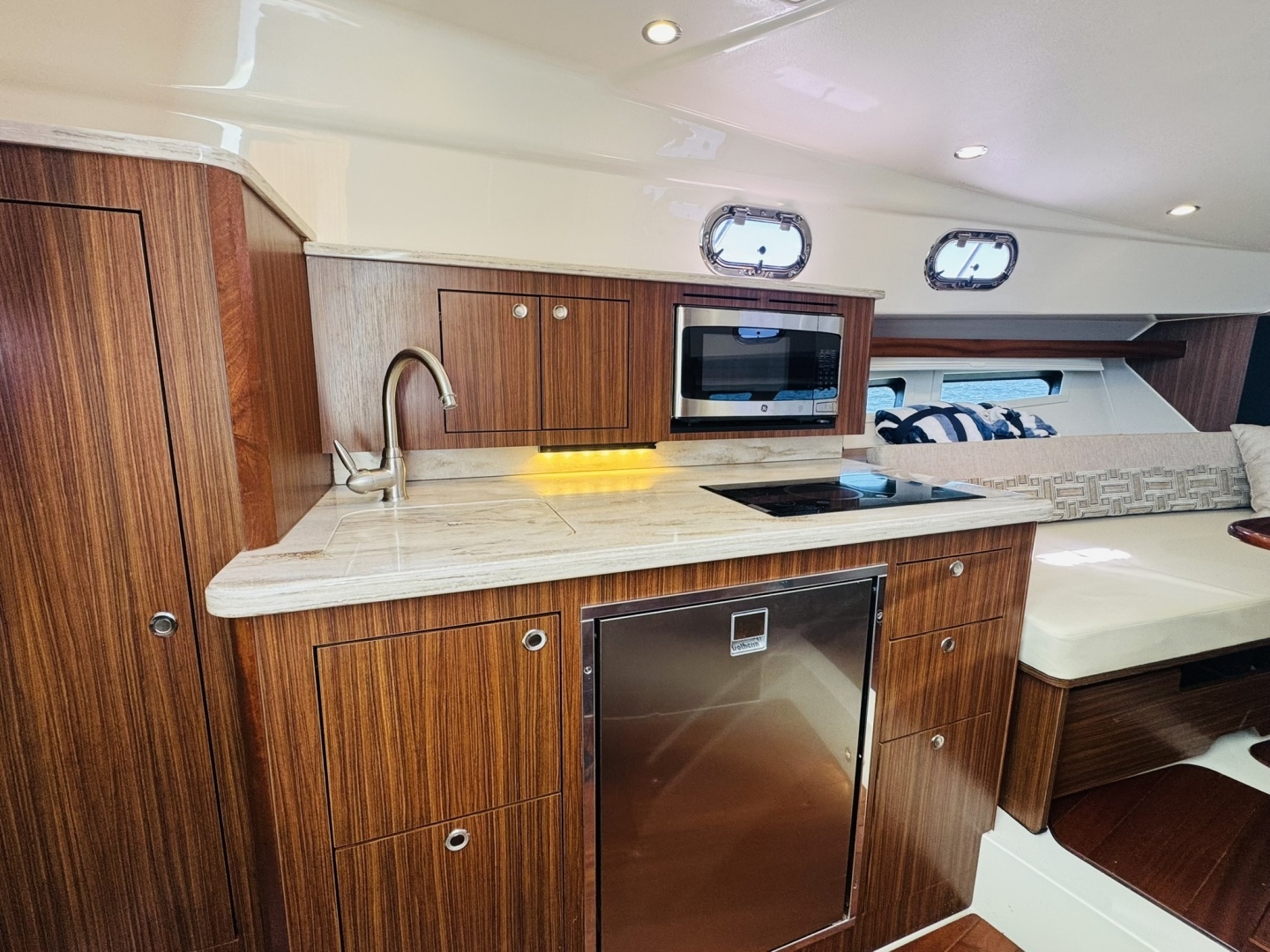 2021 Pursuit OS 355 - Image 37