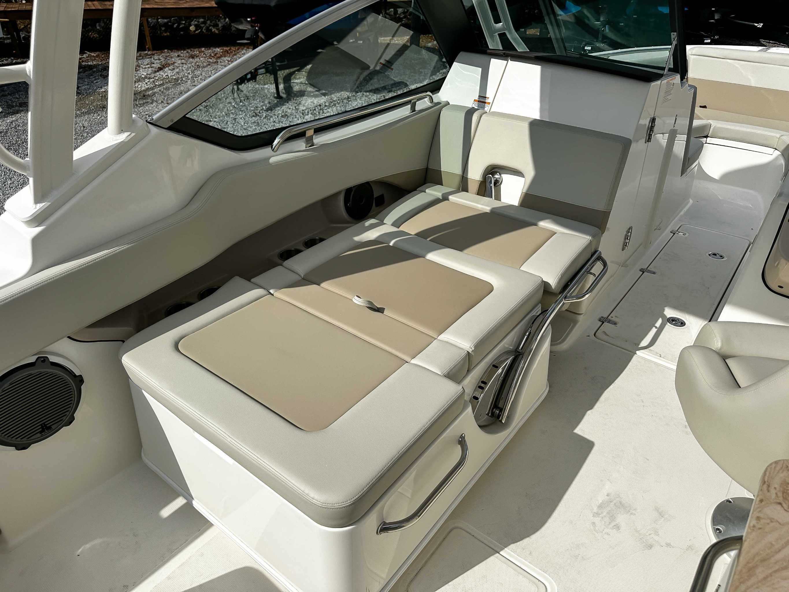 2025 Boston Whaler 240 Vantage - 15