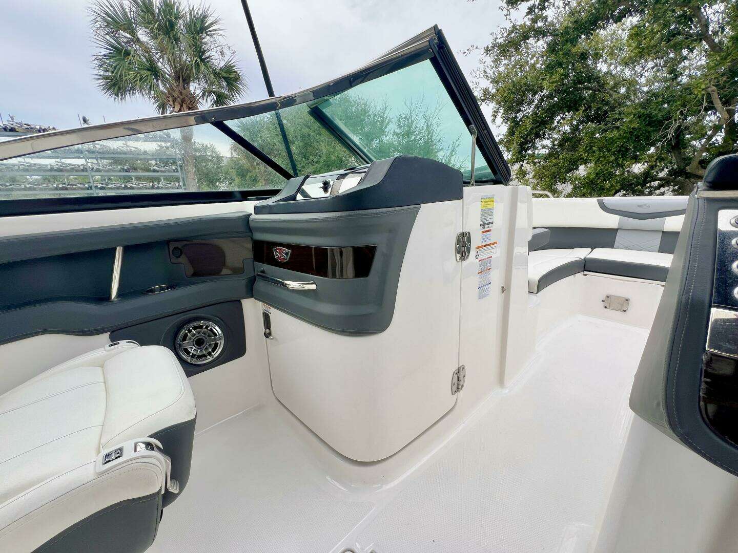 2022 Chaparral 267 SSX OB - Image 14