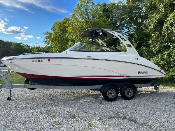 2019 Yamaha Boats 242 Limited S - 9