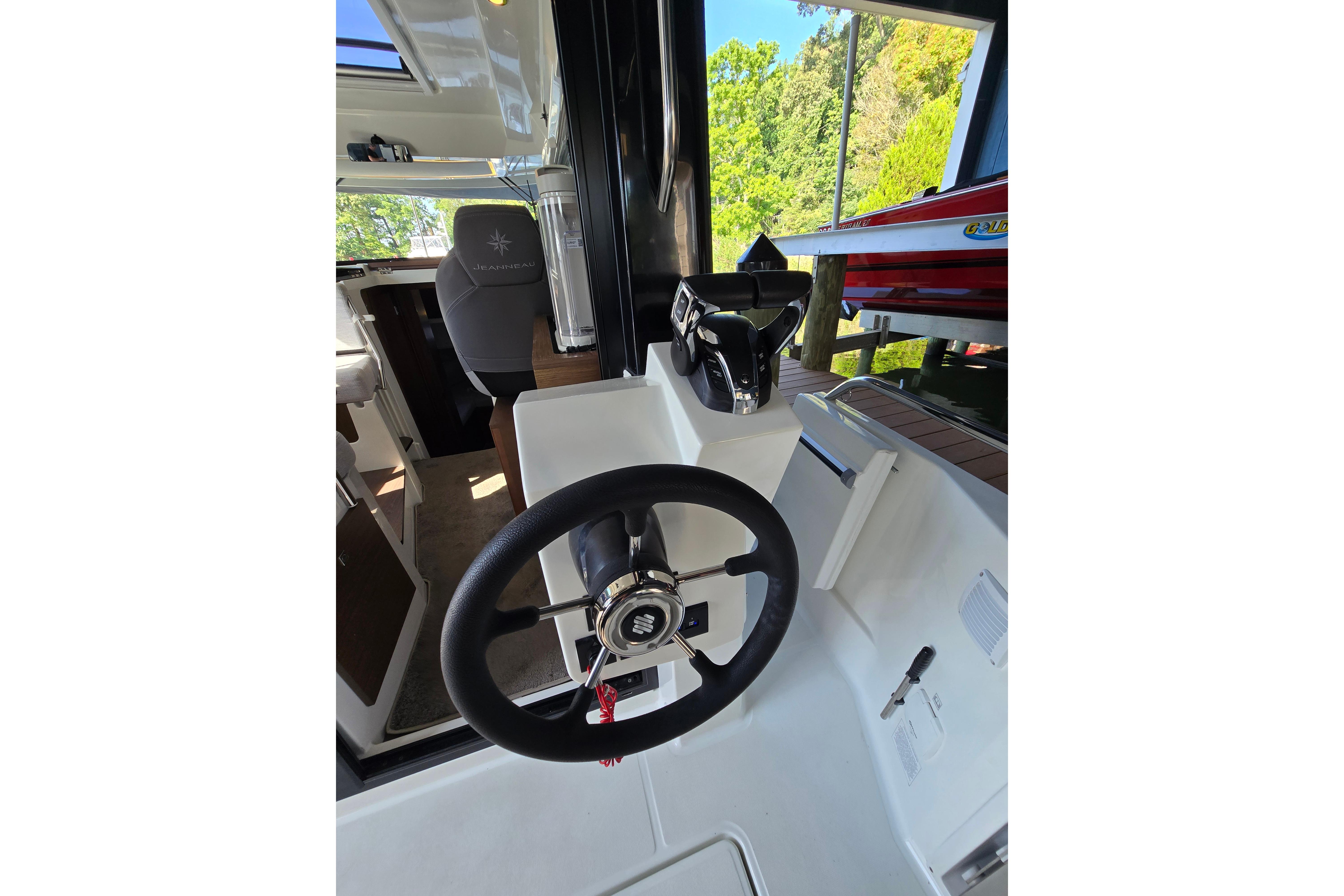 Helm of the Jeanneau NC Sport 895 with steering wheel and instruments.