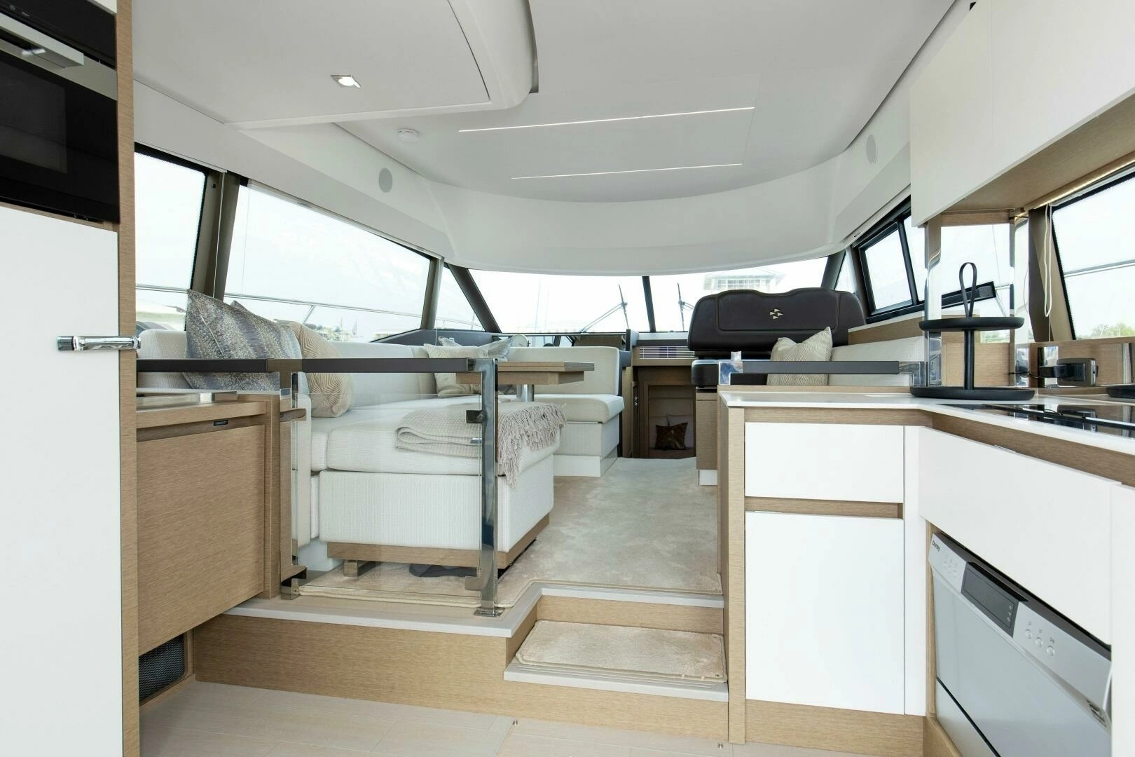 2023 Prestige 460 Flybridge - Image 2