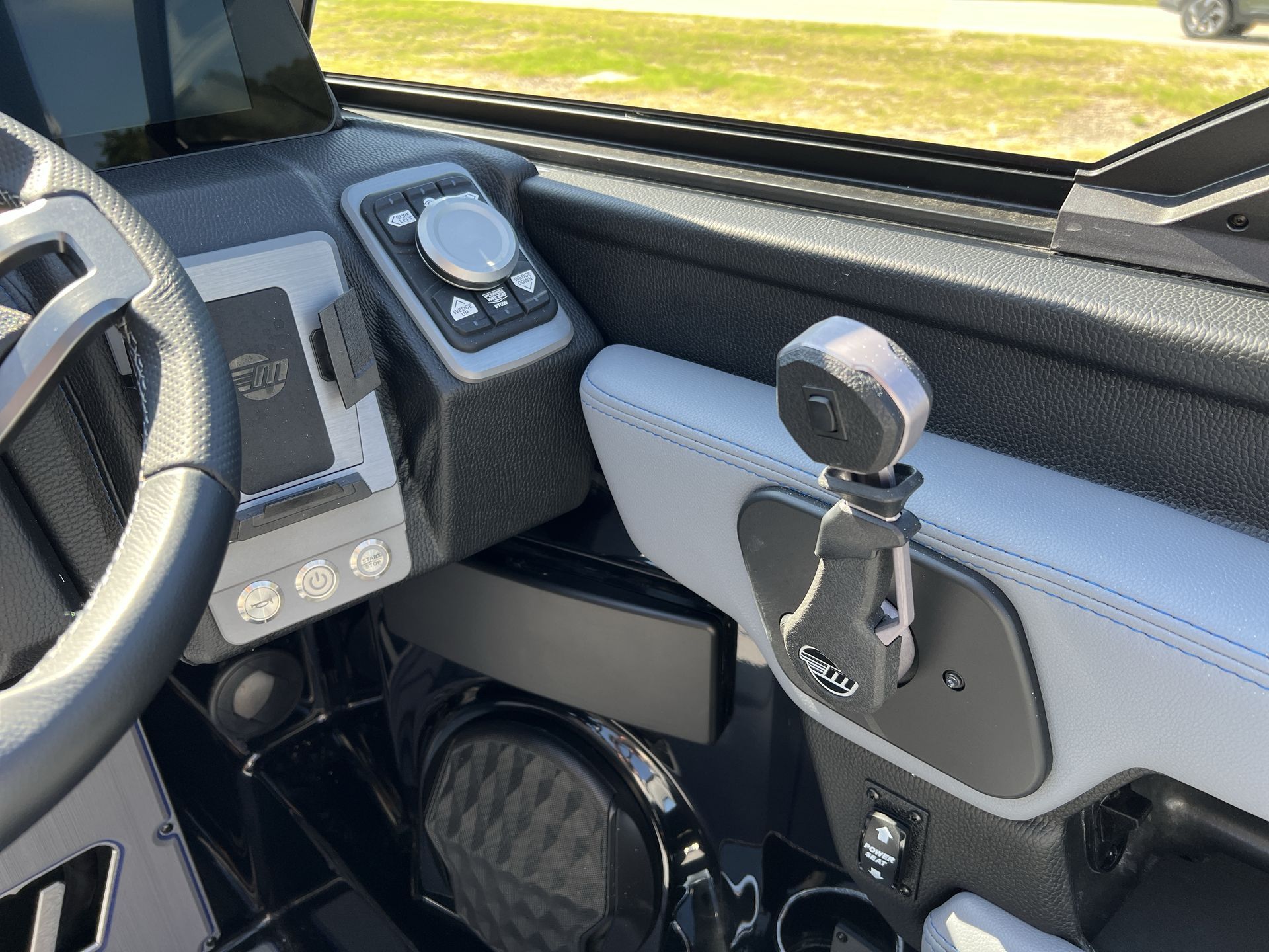 2025 MALIBU 25 LSV - Image 12