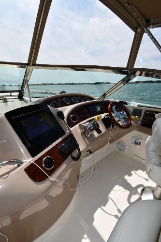 Helm of the 2000 Sea Ray Sundancer 460 overlooking the water.