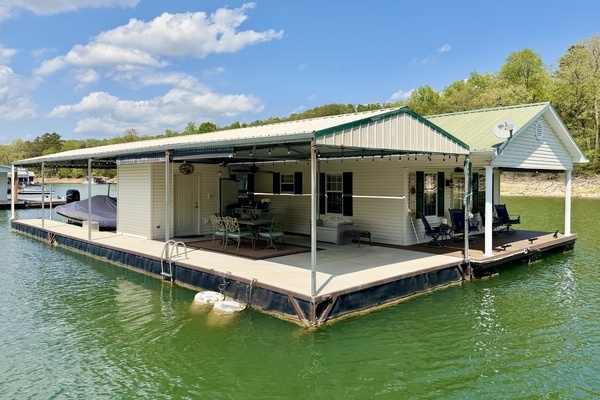 2002 Custom 20 x 53 Floating Cabin - Approx 999/sqft