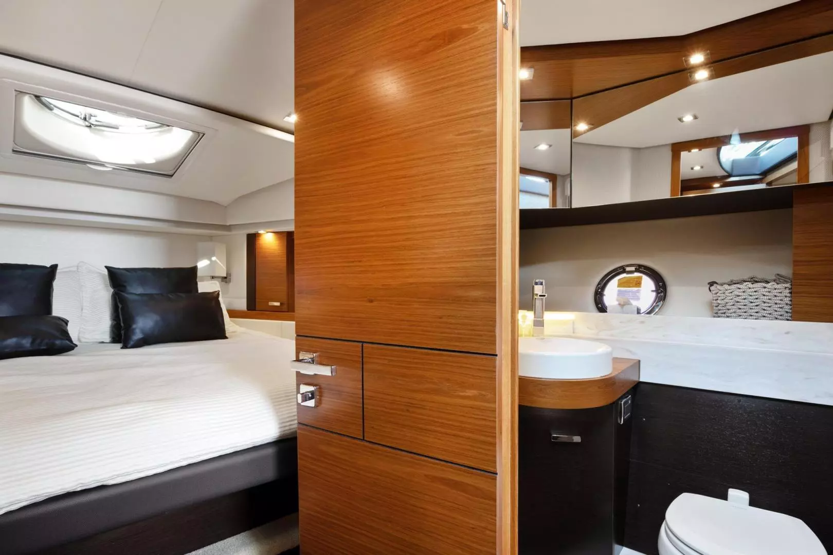 2018 Tiara Yachts 39 Coupe - Image 30