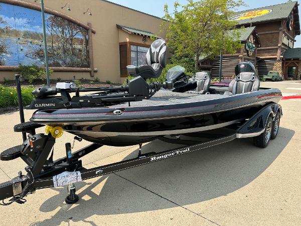 2025 Ranger Z520R Cup-Equipped boat on trailer, featuring Garmin technology, parked outdoors.