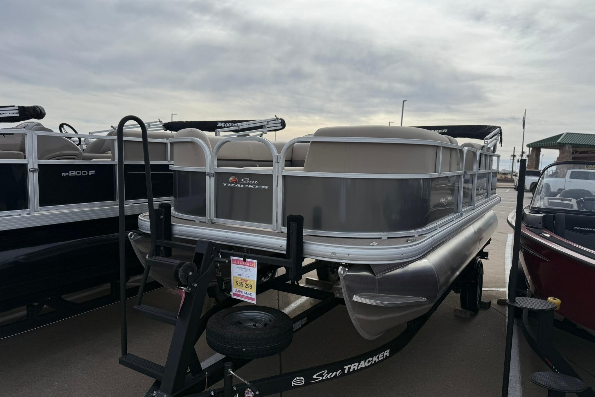2025 Sun Tracker Party Barge 18 DLX